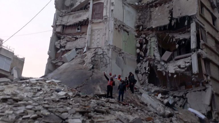 Броят на жертвите в Турция и Сирия вече достигна 1200 души.
