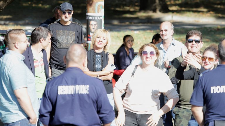 Протест в центъра на София иска български паметник на мястото на МОЧА (Снимки)