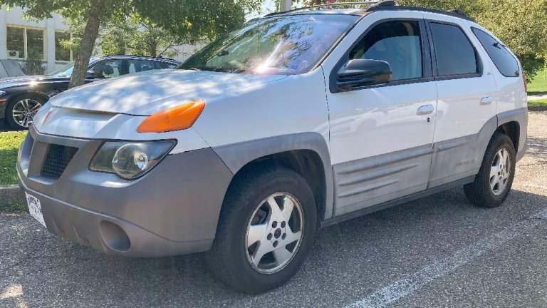 Pontiac AztekОт времето, когато SUV не бяха чак толкова търсени и модерни идва един Pontiac, който определено грабва приза за доста грозна кола. Дан Нийл, автомобилен журналист, спечелил наградата „Пулицър“, казва, че това е един от най-лошите 50 автомобила, правени някога. Като основен минус той посочва предната броня, която изглежда като „очи и ноздри, събрани в едно“.