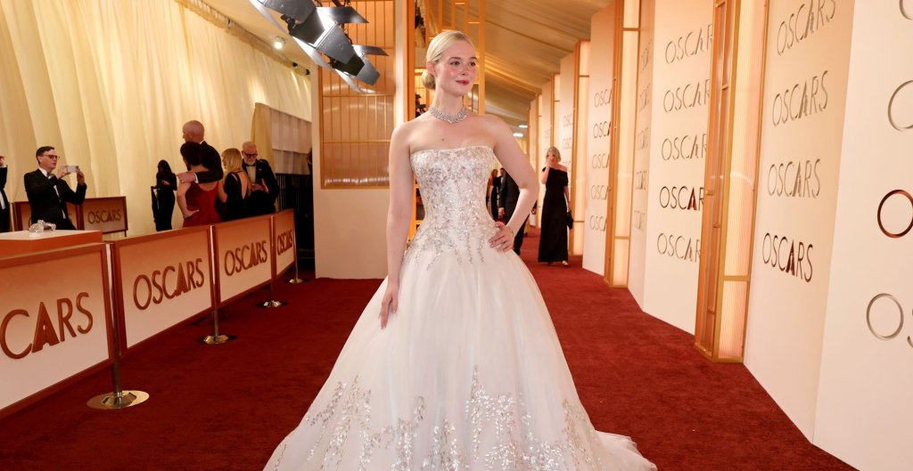 Ел Фанинг позира в дълга бяла рокля на Givanchy.