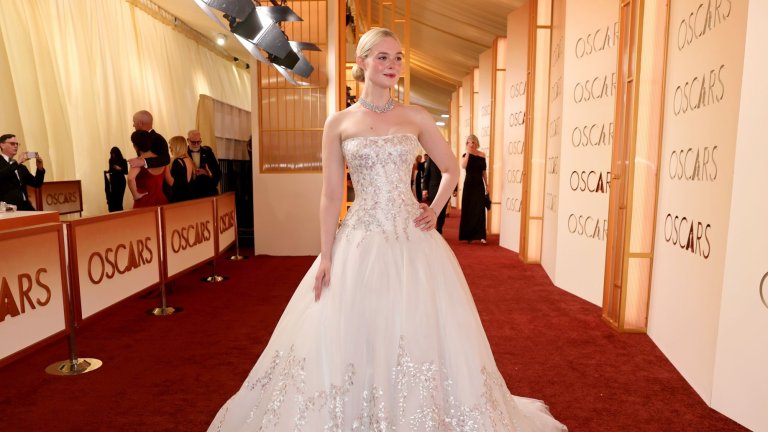 Ел Фанинг позира в дълга бяла рокля на Givanchy.