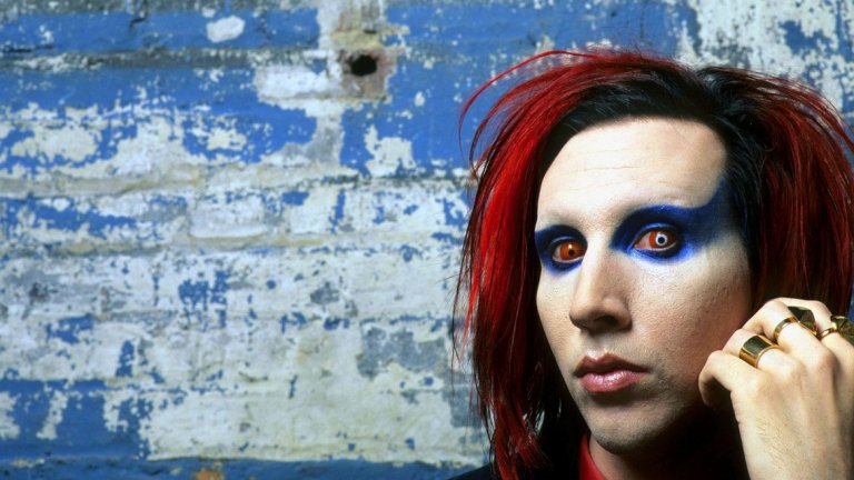 Мерилин Менсън 
Стрелбата в гимназията Колумбайн в Колорадо от 1999 г. безспорно е едно от най-трагичните събития за времето си в САЩ. Тогава Мерилин Менсън е абсолютен хит, шокиращ консервативните американци със сатанизма си, сексуализираното си поведение на сцената и в клиповете и купищата насилие, идващи от цялата му музика. Докато през злощастната 1999 г. Ерик Харис и Дилън Клейболд не убиват 12 ученици, 1 учител в Колумбийската гимназията в Колорадо, а след това и себе си. Вълната от възмущение спрямо Менсън е огромна, защото се оказва, че двамата непълнолетни нападатели били негови огромни фенове, а според мнозина музиката му ги е вдъхновила да извършат убийствата. Така 7 години по-късно, когато трябва да изнесе концерт в Колорадо, Менсън е посрещнат от огромна тълпа, която иска да попречи на изпълнението му. Самият той още дълго ще твърди, че случаят от 1999-а почти е съсипал кариерата му.