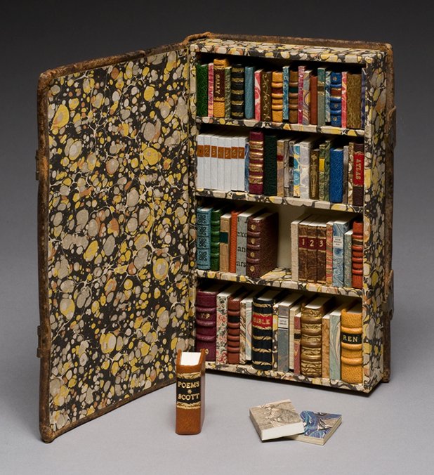 Миниатюрната библиотека с везани книги в размери 19 х 12 х 4 см