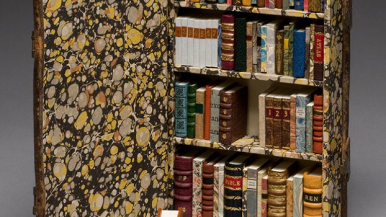 Миниатюрната библиотека с везани книги в размери 19 х 12 х 4 см