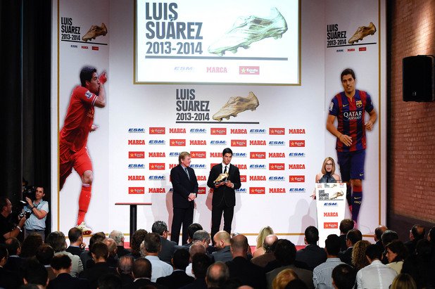 Церемонията бе предавана по клубната телевизия на Барселона, но и по тази на Ливърпул, където Суарес вкара головете за "Златната обувка".