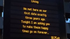 Мъж предложи брак чрез електронното табло на гарата