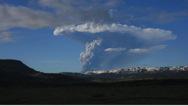 Небето над голяма част от Исландия вече е затворено за полети, не работи и основното летище "Кефлавик"