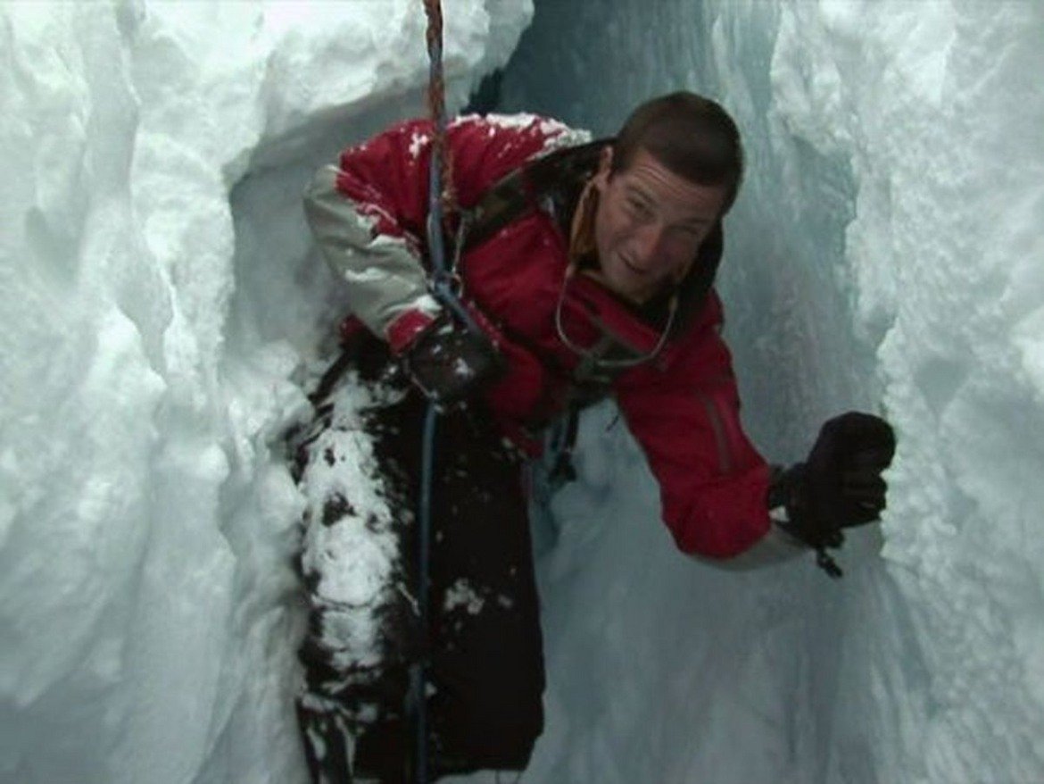 3. Изкачва връх Еверест, когато е на 23

Подвигът е от далечната 1998-а и по това време Грилс става един от най-младите алпинисти, преборили се с най-високия връх. Това, което прави успеха му още по-специален, е, че Грилс се насочва към планината само 18 месеца след като се е възстановил от тежката контузия на гърба, получена при парашутния инцидент.
