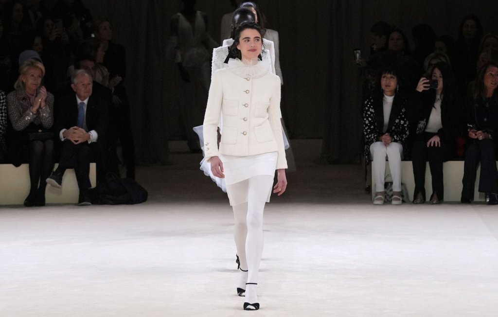 Двупластовата пола
Полите, които прозират от коляното до глезена, също ще са топ тенденция за пролет 2024 г. Заигравката между прозрачната и непрозрачната материя събра погледите при последните модни ревюта, тъй като изглежда секси, без да е твърде вулгарно.