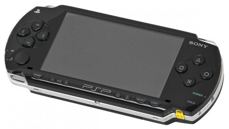 На някого всъщност му пукаше за портативна конзола на Sony

Въпреки, че не се доближи до DS като продажби, от PlayStation Portable все пак бяха продадени повече от 70 милиона бройки, което е повече от добро постижение. Това бе първата система, успяла наистина да пресъздаде усещането за конзолна игра в портативен формат. 

Дебютът на PSP през 2004 г. отвори втори фронт на надпревара между Sony и Nintendo и двете конзоли останаха лидери на пазара, докато злощастни конкуренти като Neo Geo Pocket и Nokia N-Gage се провалиха безславно. Тогава идеята за портативна конзола на Sony наистина изглеждаше обещаващо, докато днес вече е различно. Скъпи аксесоари, липса на поддръжка и възходът на мобилния гейминг обрекоха PS Vita от самото начало и изглежда Sony не възнамерява да се пробва пак с портативна конзола.
