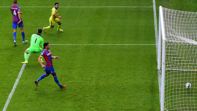 Фабрегас бележи за Челси и носи победата срещу Палас в напечен лондонски мач.