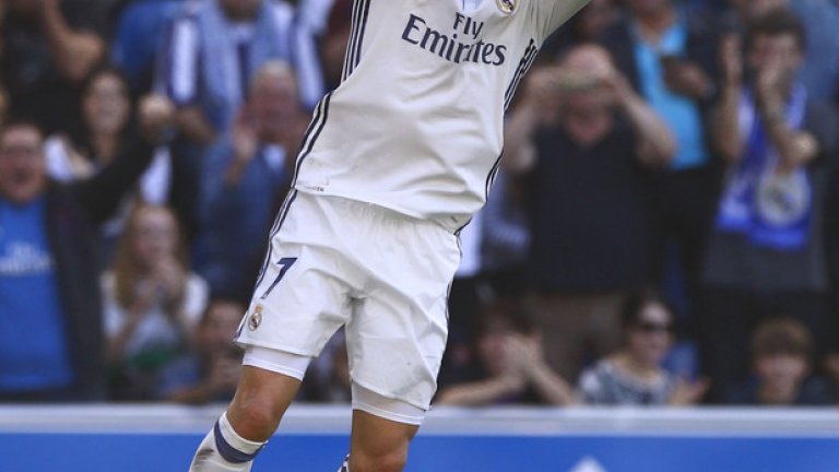 Роналдо вкара три гола и задържа Реал начело в класирането