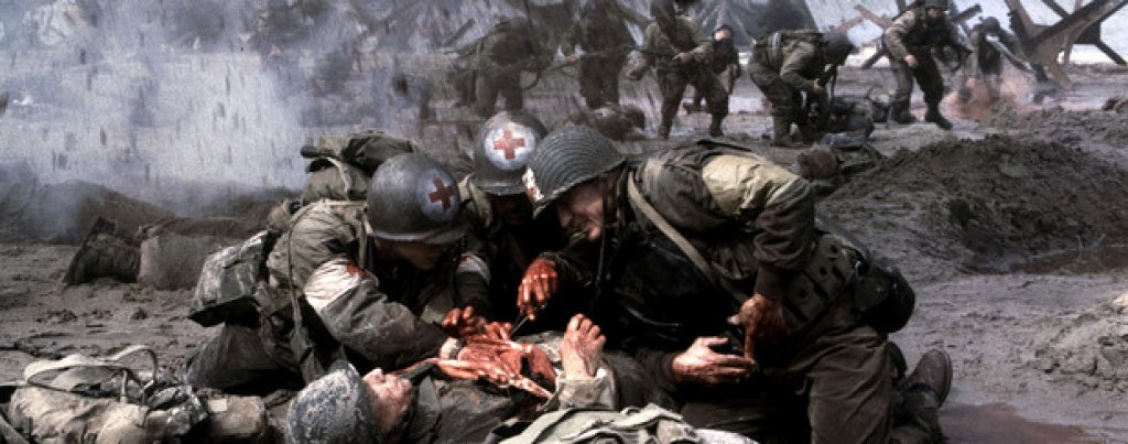 7. Saving Private Ryan
Тук случаят е по-специфичен. "Спасяването на редник Райън" като цяло не е базиран на истинска история, но е "частично вдъхновен" от живота на братята Найлънд. Те са четирима американци, служещи в армията по време на Втората световна война. След информация за смъртта на трима от тях, последният брат - Фриц, е върнат в Щатите, за да довърши там военната си служба. По-късно разбира, че предполагаемо мъртвият му брат Едуард също е жив и е в японски лагер за военнопленници.
Във филма на Стивън Спилбърг трима от четиримата братя с фамилия Райън са убити в бойни действия. Остава само четвъртият - Джеймс (Мат Деймън). Решено е да се проведе специална операция в Нормандия за неговото спасяване, оглавена от кап. Милър (Том Ханкс).