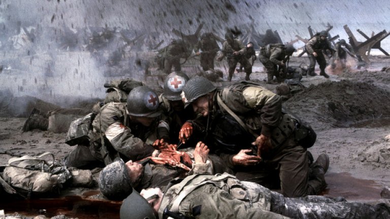 7. Saving Private Ryan

Тук случаят е по-специфичен. "Спасяването на редник Райън" като цяло не е базиран на истинска история, но е "частично вдъхновен" от живота на братята Найлънд. Те са четирима американци, служещи в армията по време на Втората световна война. След информация за смъртта на трима от тях, последният брат - Фриц, е върнат в Щатите, за да довърши там военната си служба. По-късно разбира, че предполагаемо мъртвият му брат Едуард също е жив и е в японски лагер за военнопленници.

Във филма на Стивън Спилбърг трима от четиримата братя с фамилия Райън са убити в бойни действия. Остава само четвъртият - Джеймс (Мат Деймън). Решено е да се проведе специална операция в Нормандия за неговото спасяване, оглавена от кап. Милър (Том Ханкс).
