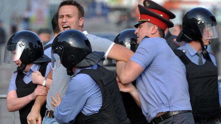 Какво се случи в неделя и в понеделник и защо то е важно?

На снимката: ареста на Алексей Навални в Москва в неделя