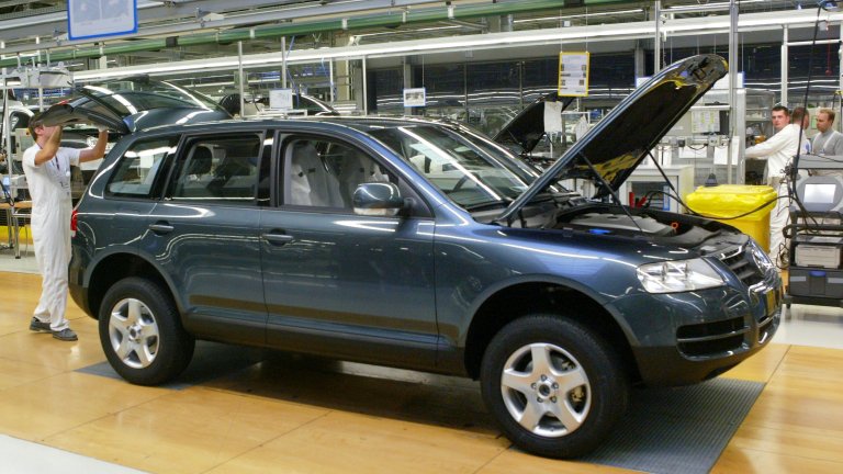 Първата генерация Touareg се сглобява в завода в Братислава заедно с Q7 и шасито на Cayenne