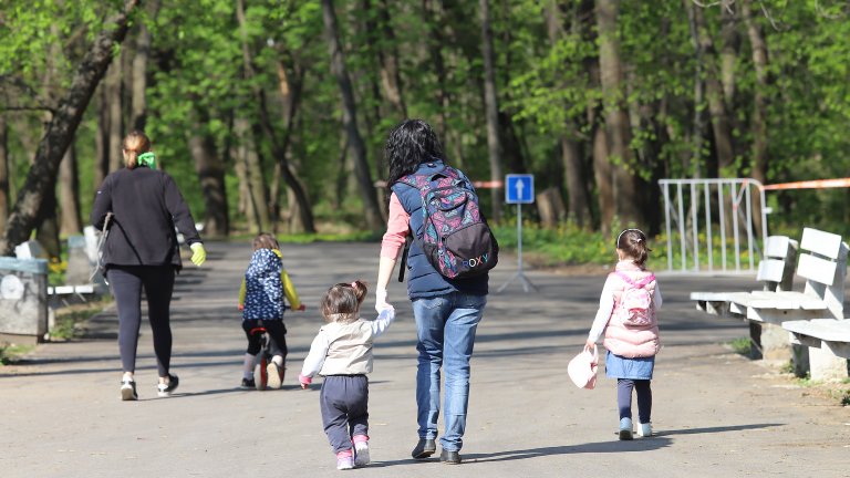 В общо 8 държави членки на ЕС децата родени извън брак през 2018 г. са повече от тези, които са родени от родители, сключили брак
