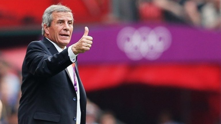 19. Оскар Табарес (Уругвай)
Не напразно го наричат Маестрото. На 68 години бившият учител по география е доказан лидер на уругвайския ренесанс в играта. 
През 80-те спечели титлата в Аржентина с Бока Хуниорс, бе треньор в Серия "А" и Примера, а след това се върна, за да поеме националния за втори път. След Копа Америка 2011, която спечели, очакванията бяха огромни.
Последовател на Милан на Саки, Табарес не се отклонява от философията - амбиция, мотивация, задружност. Отборът му не винаги е най-приятната гледка, но... Подценете го и ще сбъркате.