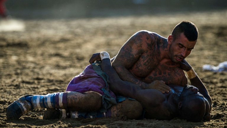 Четирите отбора (от четирите части на града) се разпределят в два полуфинала, а победителите се срещат на финала.