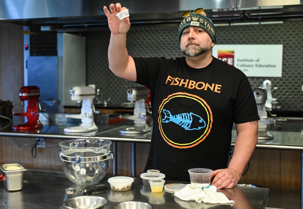 Торта с форма на торс без ръце и крака и няколко рецепти от Дъф Голдман