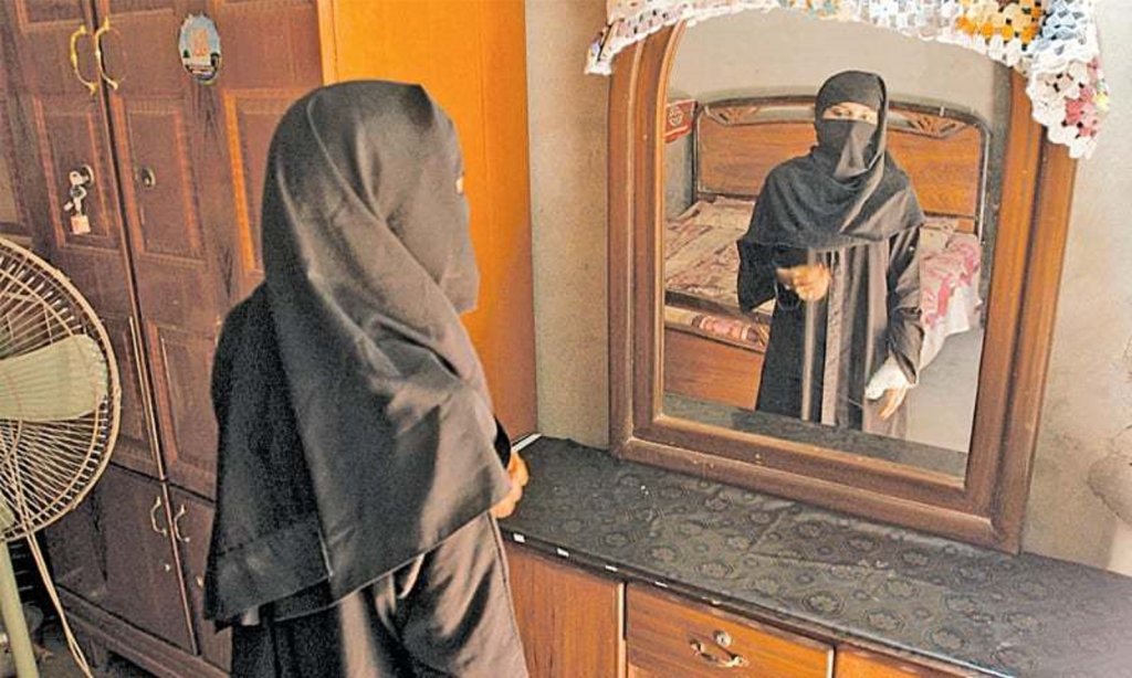 "Момиче в реката: Цената на прошката" (A Girl in the River: The Price of Forgiveness)Година:2015Среднометражният филм на пакистанската режисьорка Шармийн Обаид-Чиной печели "Оскар" през 2016 г. за разказа си за едно от така наречените "убийства на честта" в мюсюлманската страна. Историята тук обаче е различна с това, че момичето по чудо оцелява, а нейният неосъществен убиец е собственият ѝ баща, разочарован, че тя се е влюбила в неподходящия мъж. Той обаче излиза от затвора, след като близките му му прощават (според Корана в някои случаи това е достатъчно), а въпреки причинените беди и обезобразената си дъщеря, филмът успява да посочи и как убежденията се оказват по-силни от съвестта, а справедливост за жертвите невинаги съществува. Гледаме в HBO Go.