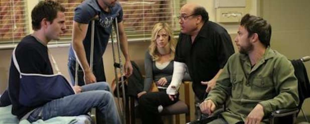 “It`s Always Sunny in Philadelphia” 
Банда от 5 души върти ирландски пъб и се прецакват един друг за собствени ползи. И така вече 12 сезона.