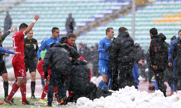 Стойчо Младенов лежи, ударен от снежна топка.