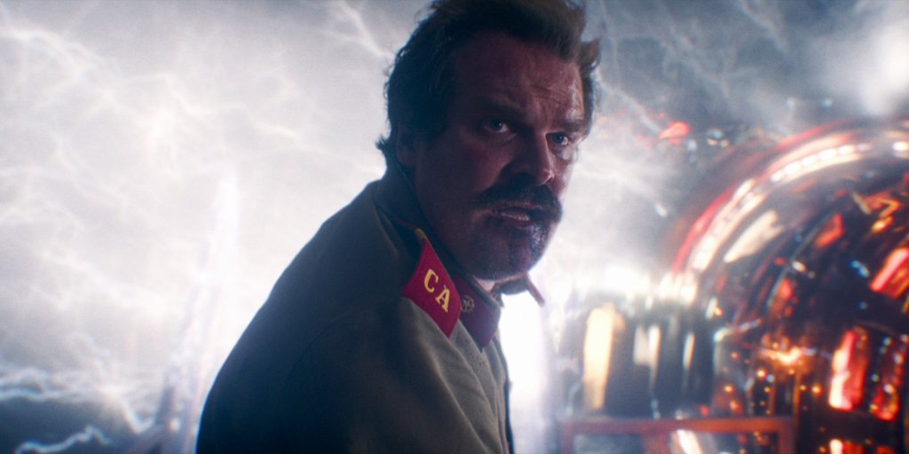 Джим Хопър в Stranger Things 

Шериф Хопър приключи трети сезон на Stranger Things, жертвайки се в катаклизмена експлозия, за да затвори руския портал, водещ към Хокинс. За кратко феновете бяха убедени, че завинаги са се сбогували с колоритния полицай, докато братята Дъфър не ги изненадаха.  

В четвъртия сезон на сериала стана ясно, че Джим не е умрял. В последната секунда той е скочил в тунел на руските военни, а ударната вълна от експлозията го е изхвърлила на безопасно място жив. 

Да, обяснението на сценаристите звучи като изсмукано от пръстите, но за сметка на това четвъртият сезон на Stranger Things беше толкова великолепен, че си струва да си затворим очите за дребните пропуски.