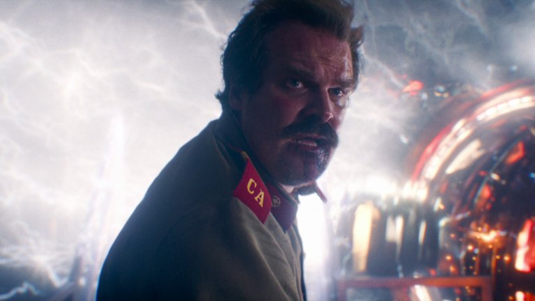 Джим Хопър в Stranger Things 

Шериф Хопър приключи трети сезон на Stranger Things, жертвайки се в катаклизмена експлозия, за да затвори руския портал, водещ към Хокинс. За кратко феновете бяха убедени, че завинаги са се сбогували с колоритния полицай, докато братята Дъфър не ги изненадаха.  

В четвъртия сезон на сериала стана ясно, че Джим не е умрял. В последната секунда той е скочил в тунел на руските военни, а ударната вълна от експлозията го е изхвърлила на безопасно място жив. 

Да, обяснението на сценаристите звучи като изсмукано от пръстите, но за сметка на това четвъртият сезон на Stranger Things беше толкова великолепен, че си струва да си затворим очите за дребните пропуски.