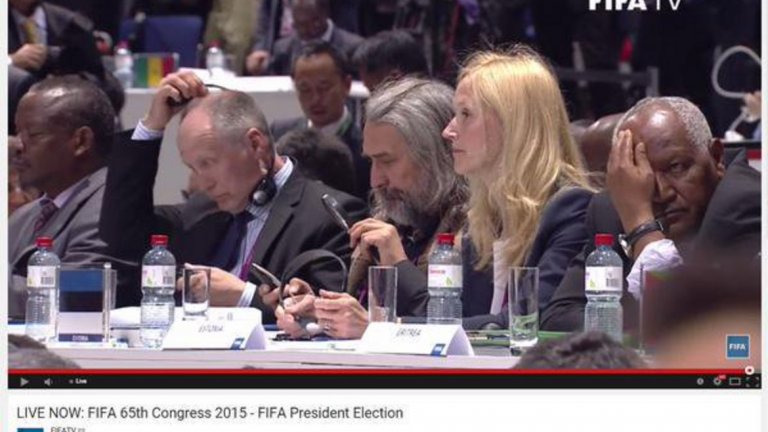 Босът на естонския футбол с лупата и старата Nokia.