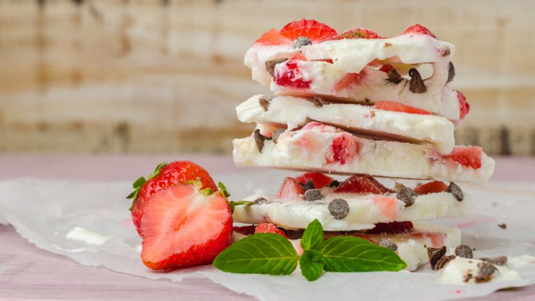 Замразени блокчета с кисело млякоВ купа смесваме кофичка кисело мляко с една супена лъжица мед или подсладител по избор. Разбъркваме и добавяме плодове според наличността – горски плодове, праскова, кайсия, киви, ананас, череши и други. Можем да прибавим и ядки.
Бъркаме отново, за да разпределим добре плодовете и изсипваме в подходящ метален съд на тънък слой. Замразяваме киселото мляко с плодовете за поне 4-5 часа, след което вадим и трошим на неравномерни парченца. Можем да сервираме с течен шоколад.