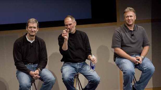 Тим Кук, още като COO на компанията, заедно с покойния вече Стив Джобс и Фил Шилер отговарят на въпроси на премиерата на новия iMac на седми август 2007 година