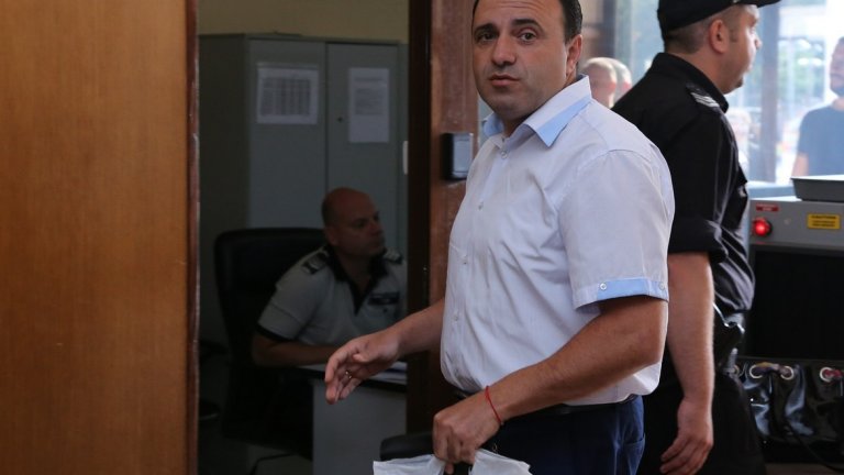 Радев, който е обвинен за присвояване на средства и подкуп, няма намерение да се кандидатира за нов мандат.