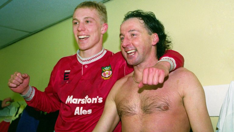 Голмайсторите за Рексъм Стив Уоткин (вляво) и Мики Томас празнуват победата над Арсенал в съблекалнята