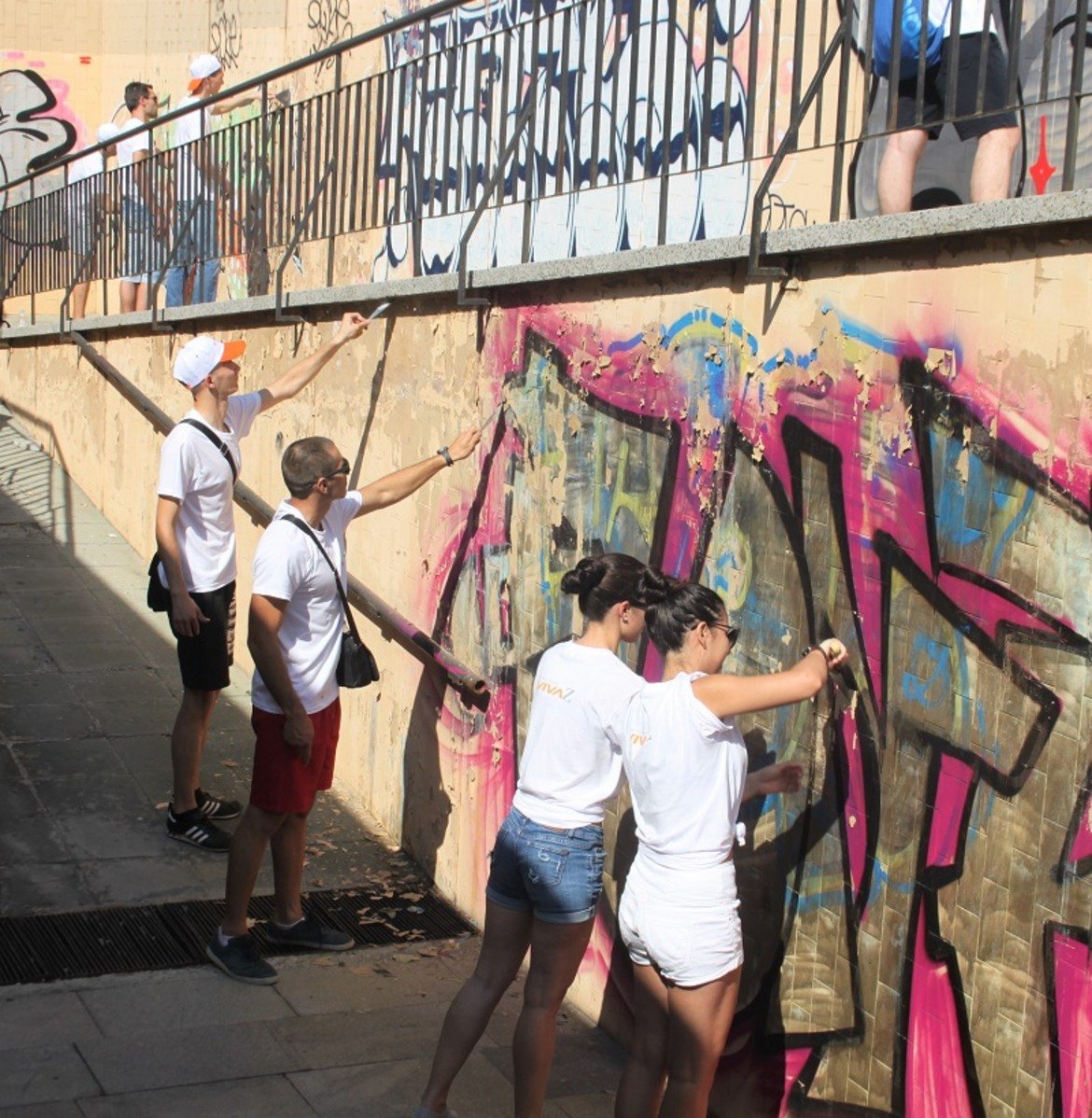 Млади доброволци превръщат подлези в градско изкуство