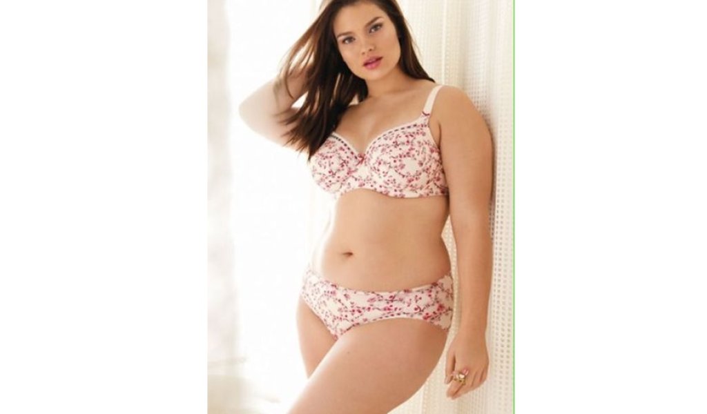 Plus size модел на бельо
