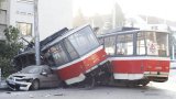 На запис от камерата в трамвая се виждат двама младежи, които дърпат ръчката и превозното средство потегля
