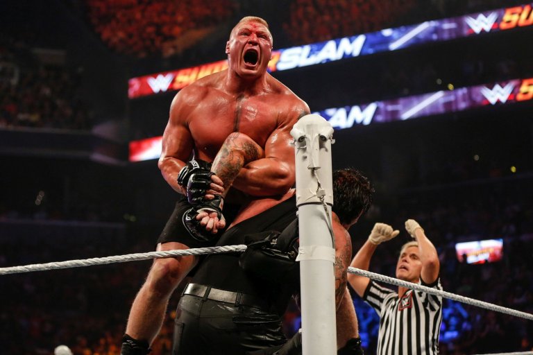 Леснър срещу легендарния Гробаря по време на втория си престой в WWE