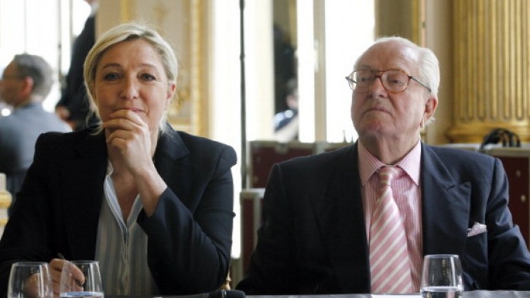 Жан-Мари льо Пен (вдясно на снимката) основател на френската крайно дясна формация Национален фронт, вече не е член на партията. Дъщеря му (в ляво) го изключи от партията