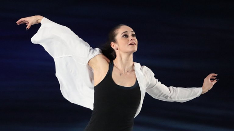 Феновете на фигурното пързаляне обаче обвиниха Медведева в плагиатство и че е изкопирала костюма си от третата в индивидуалното на Олимпиадата в Пьончан и златна медалистка в отборното Кейтлин Озмънд, която се появи облечена по същия начин на състезанието в Япония преди около година.