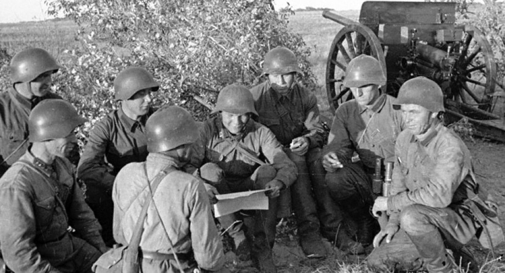 Battle_of_Lake_Khasan-Red_Army_gunners_in_the_interval