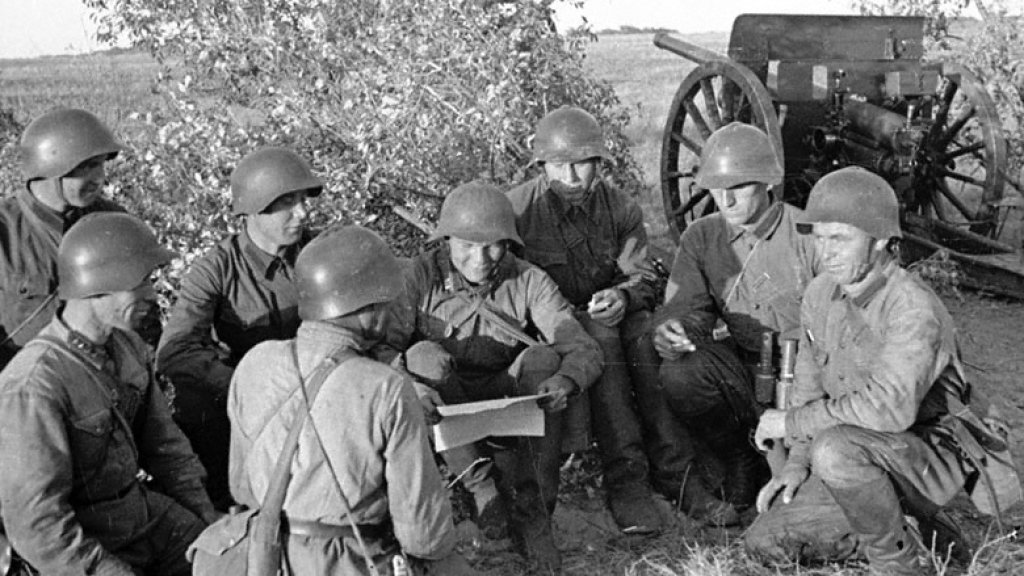Battle_of_Lake_Khasan-Red_Army_gunners_in_the_interval