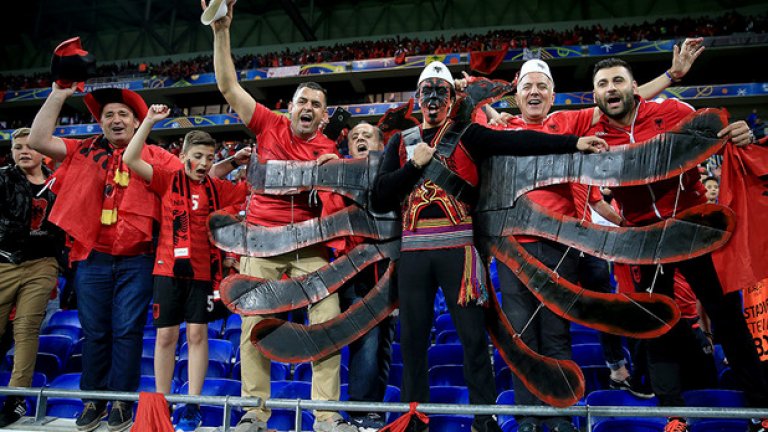 Феновете на Албания преживяха първа победа на голям форум. И я отпразнуваха подобаващо. Тук имаме човекът-паяк с калпак и орел...