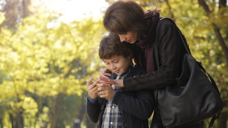 Писма от Антарктида 
Това е първият от трите български филма, чиито премиери очакваме този октомври. Драмата с режисьор Станислав Дончев изследва темата как родителите на по-малки деца се справят с травмиращите ситуации и как една лъжа, дори и с благородни намерения, може да има трагични последици за всички замесени.
В главната роля виждаме Ирмена Чичикова като Диана, която наскоро се е преместила в София с малкия си син Ники. Най-голямата радост в живота на детето са писмата и колетите от баща му, който е на експедиция в Антарктида, а съкровената мечта на Ники е да стане като проф. Христо Пимпирев. Диана обаче крие страшна тайна от сина си…
В ролите са още Иван Стаменов, Симеон Ангелов, Мая Бабурска, Диана Димитрова и проф. Пимпирев, който играе себе си. Премиерата е на 11 октомври.