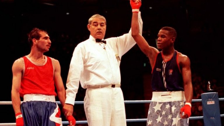 Серафим Тодоров не дочака гювеча
Роденият в Пещера Сарафа е считан за един от най-големите ни боксьори за всички времена, но и при него олимпийската титла липсва в колекцията му. Той е три пъти световен шампион и единственият българин, обявяван за най-добър на планетата като носител на купа „Ръсел”. На игрите в Атланта `96 стига до финала след триумф срещу легендарния американец Флойд Мейуедър. Това е и последната загуба въобще на боксовия звяр от САЩ, който напуска ринга победен от Сарафа с 10:9 съдийски гласа. Арбитърът от Египет (на снимката) дори отначало се обърква и вдига ръката на Мейуедър. Във финала за титлата обаче изцедените сили на българина стигат само за почетна загуба от тайландеца Шомлук Камсунг и сребърен медал…
Докато след това Флойд Мейуедър си изиграва картите блестящо и става един от най-скъпоплатените спортисти в света въобще, Серафим Тодоров се подхлъзва по надолнището. Подлъгват го да отиде да се боксира за Турция. „Чакам гювеча, братче…”, казва по радиото простоватият Сарафа от Истанбул. Само че гювеч няма, тъй като турците отказват да платят за него 300 000 долара. След това Тодоров закъсва с парите, обвинява за несполуките си кого ли не. Миналата година световните медии се сетиха за българина преди големия мач между Мейуедър и Мани Пакиао, а Си Ен Ен и „Ню Йорк Таймс”  разказаха за трагичната му история. Сарафа дори се стягаше да проведе реванш срещу Мейуедър 20 години по-късно, но всичко остана само в рамките на добрите намерения…