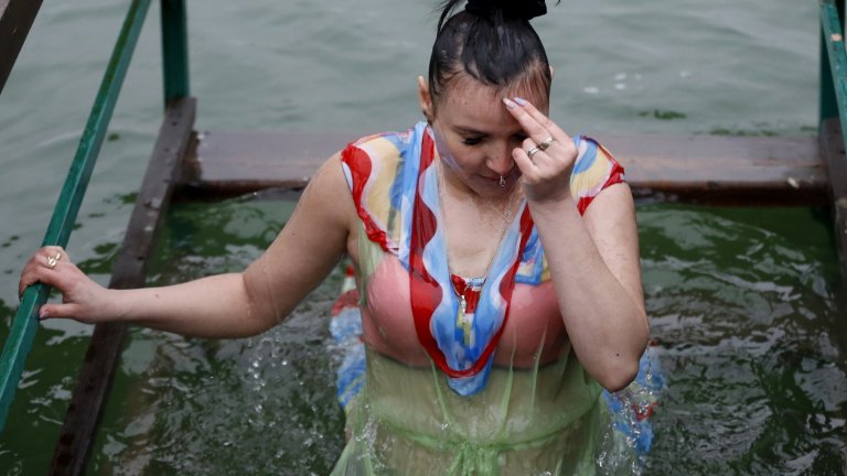 В Киргизстан също отбелязват Богоявление с баня в ледени води.