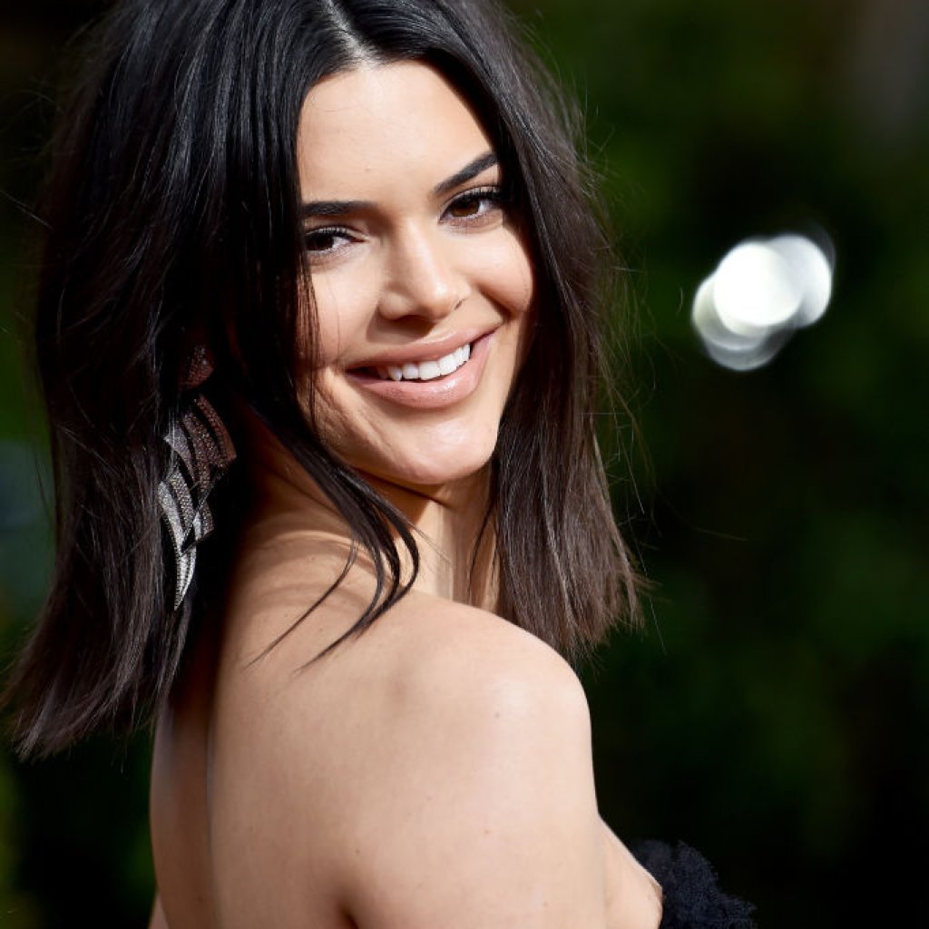 Чисто черните цветове отдавна са демоде. Целта днес е да се постигне достатъчно наситен тъмен цвят, че да изглежда богат и тъмен, но на слънчева светлина да се прокрадват по-светли нюанси, придаващи свежо излъчване на цялото лице