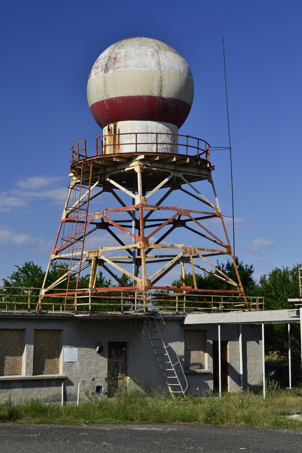 Радарът - този метален исполин - надживява целия аеродрум и въпреки че от 2003 година и той е пенсиониран, днес продължава да стърчи гордо край пътя за Момчилград и да напомня, че някога и Кърджали е имал свое летище