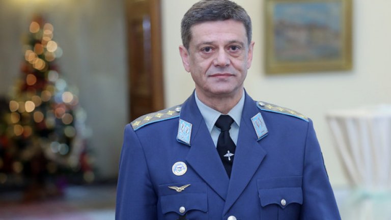 След смазващата победа на президентските избори, която Радев реализира за Попов имаше два варианта - да остане на служба при президент, с който има меко казано лоши отношения или да напусне армията. На 2 декември Попов избра втория вариант.