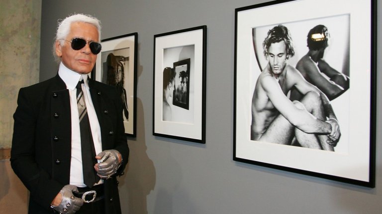 Карл Лагерфелд позира пред заснети от него фотографии на американския модел Брад Крьонинг като част от изложбата "One Man Shown", Берлин, 2006.
